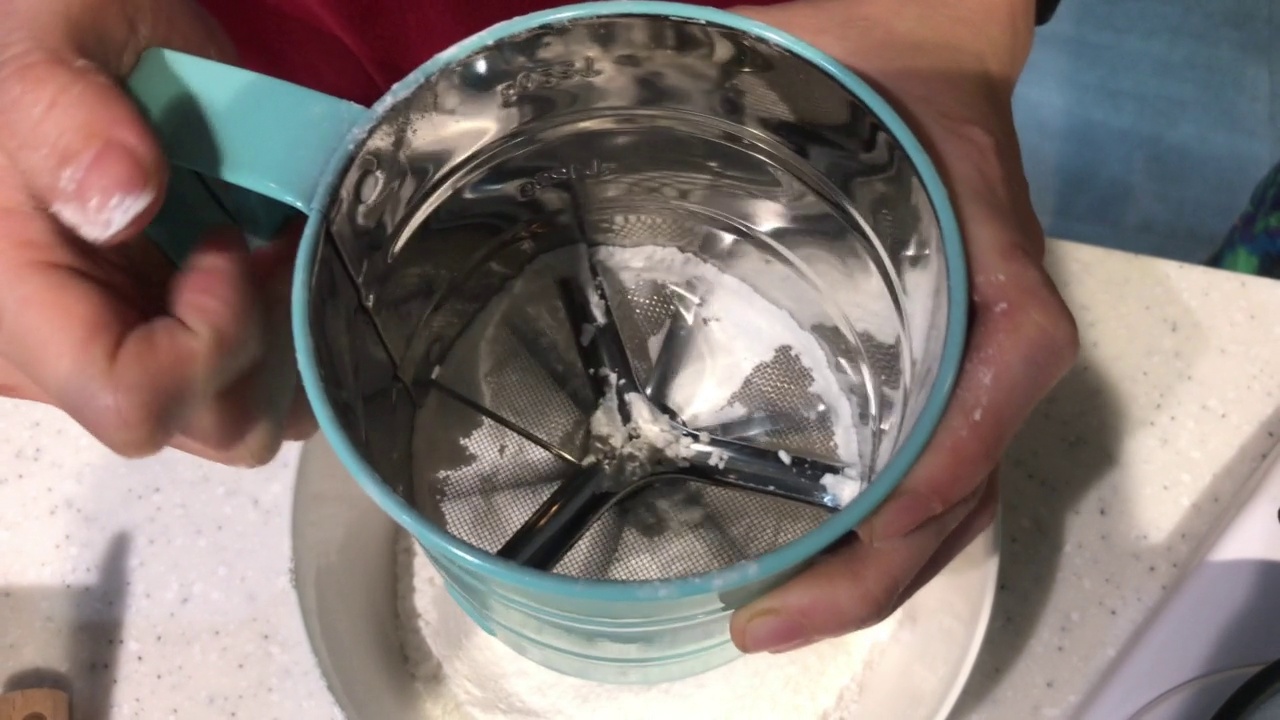 在碗中混合泡打粉视频素材