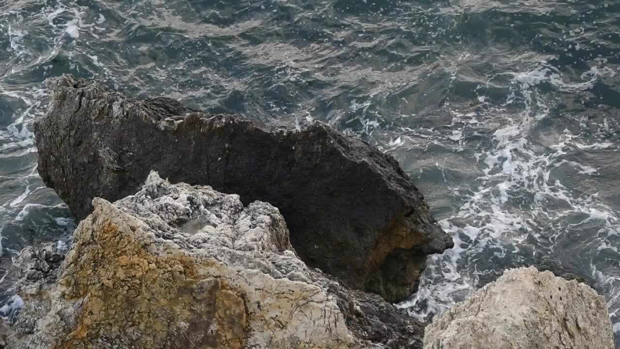 海浪冲击着海岩视频素材