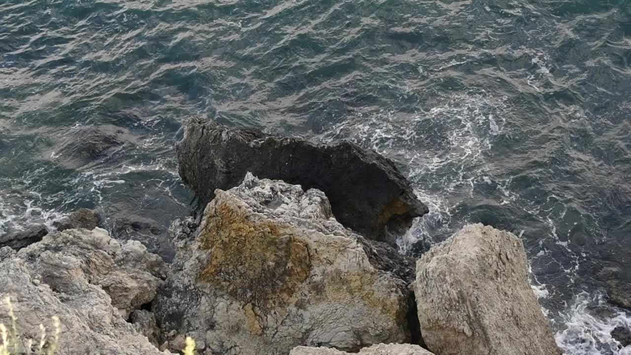 海浪冲击着海岩视频素材