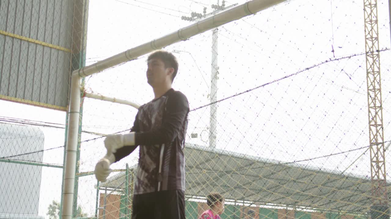 亚洲足球运动员在训练中练习足球视频素材