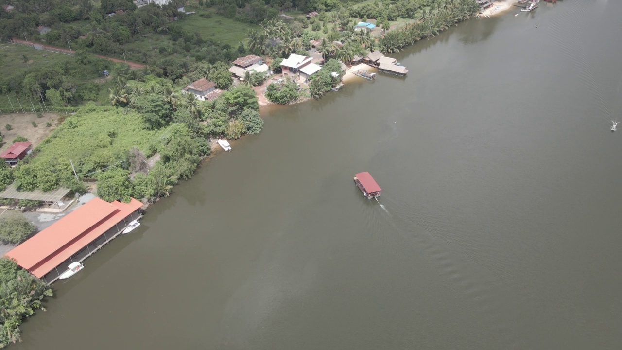 无人机在头顶拍摄的小渡船到达河岸视频素材