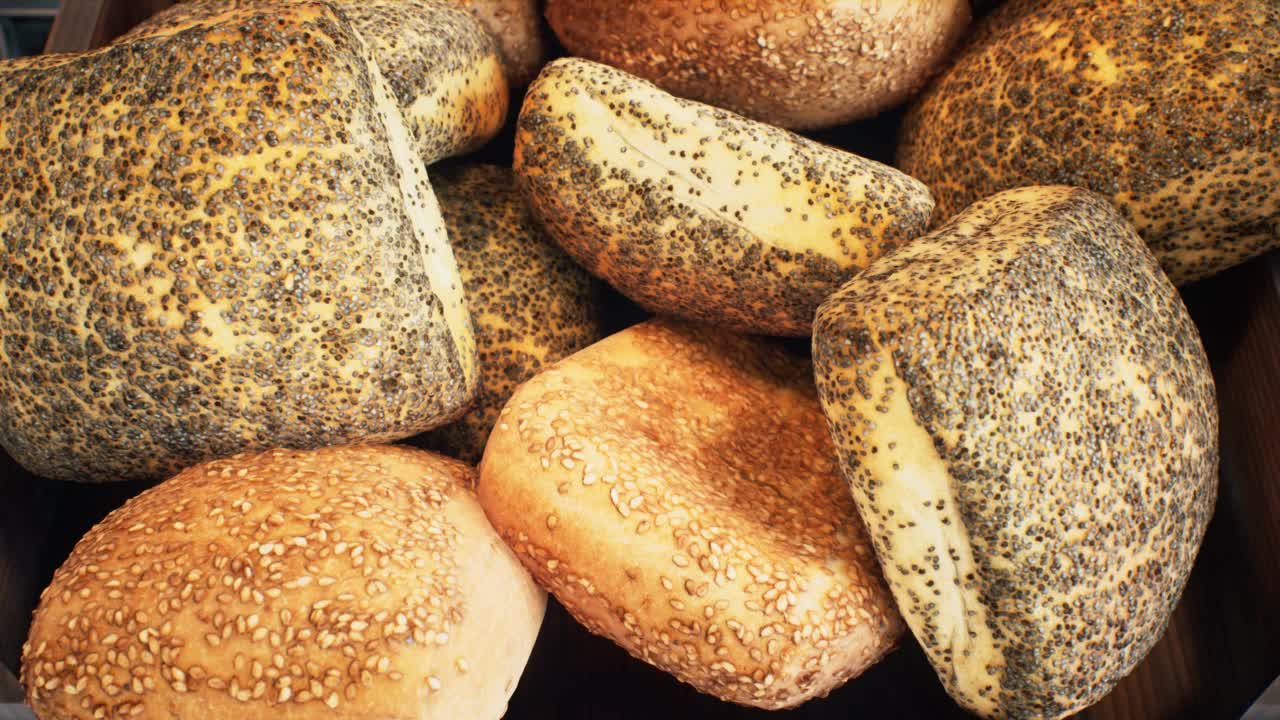 新鲜出炉的美味可口的健康小面包。丰满的小圆面包、糕点和新鲜面包的特写。这个动画是关于美味食物和健康饮食的完美背景。视频素材
