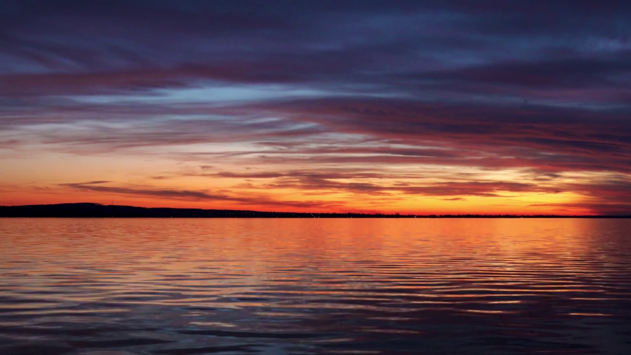 匈牙利巴拉顿湖上美丽的晚霞视频下载