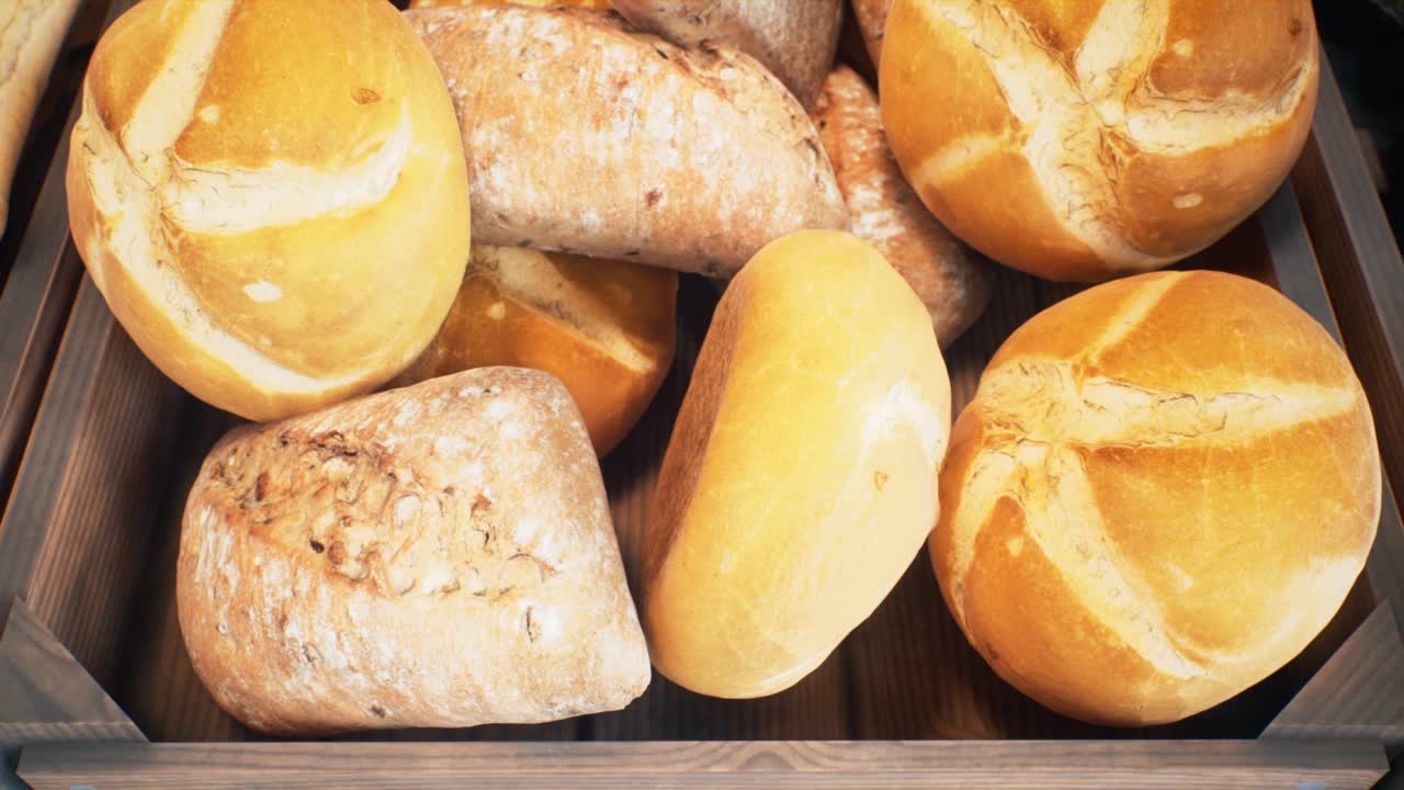 香脆可口的小面包和新鲜出炉的面包。特写丰满的小圆面包和糕点。新鲜面包的概念。动画完美的背景关于美味的食物和健康的饮食。视频素材