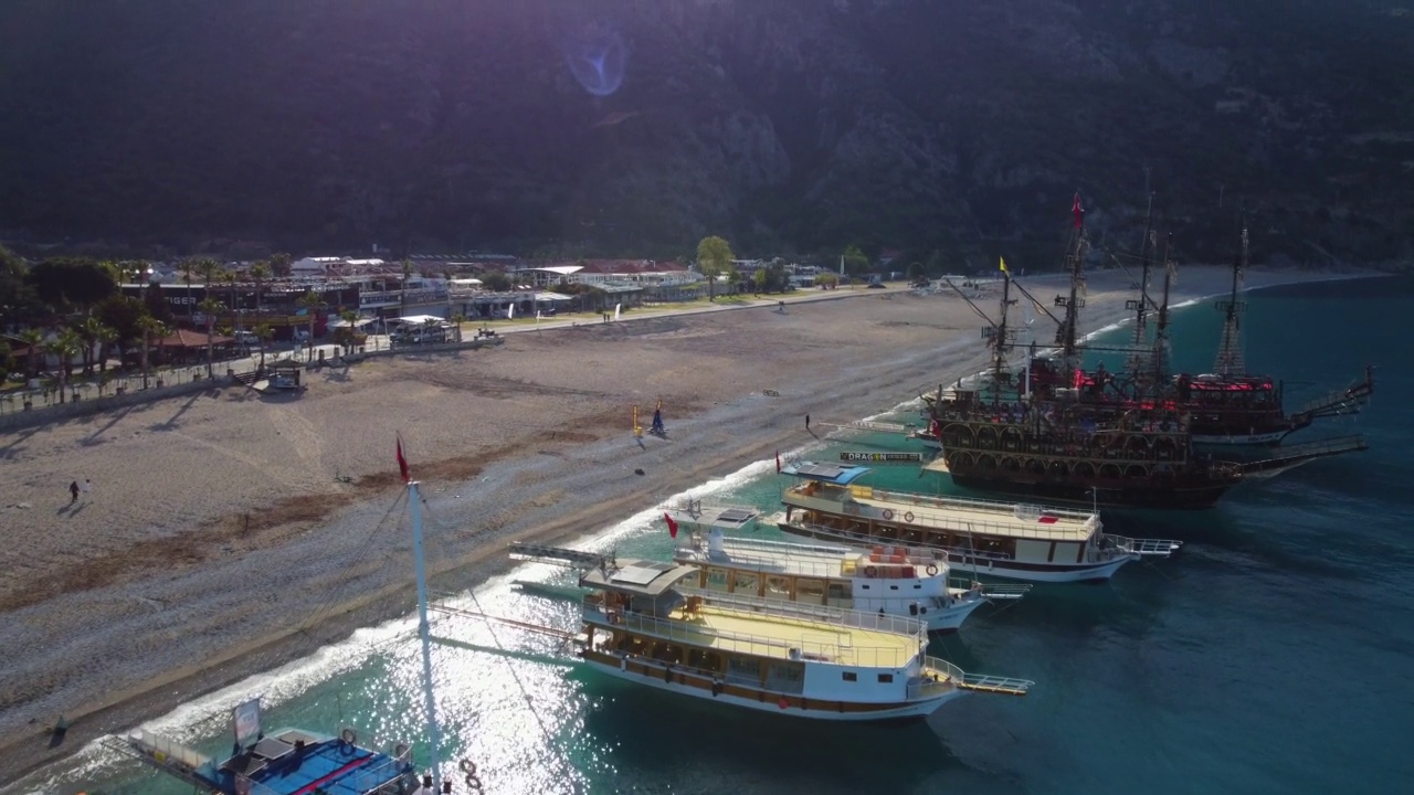 在Oludeniz的船只和Babadag峰的前景视频下载