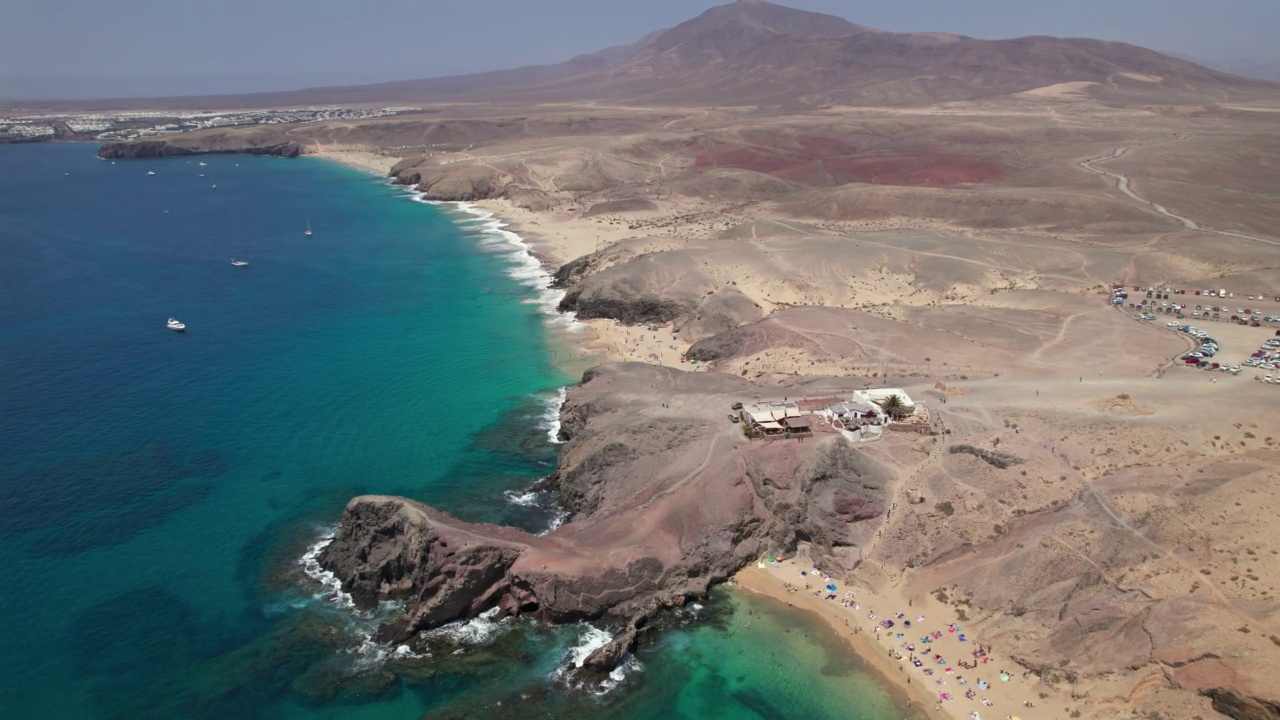 Papagayo海滩(Playa del Papagayo)的航拍全景，兰萨罗特，加那利群岛，西班牙。速度从30帧/秒提高到2倍。视频素材