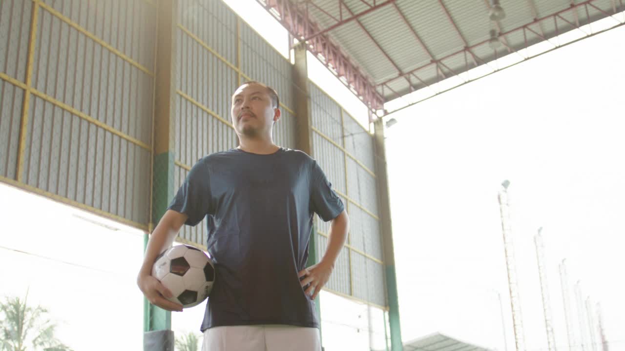 职业足球运动员在室内场地带球的肖像视频素材