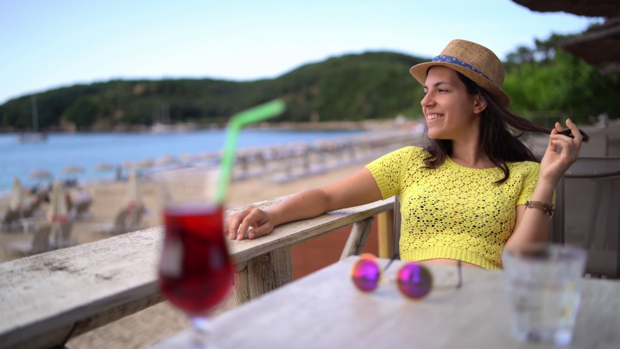 从海滩上欣赏海滨景色的年轻女子Café视频素材