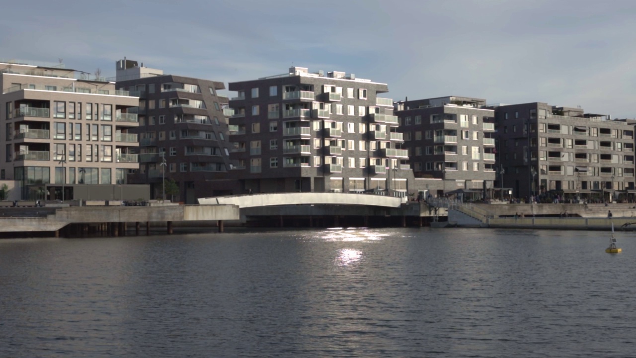 现代建筑，奥斯陆的住宅公寓，水边的建筑。视频下载