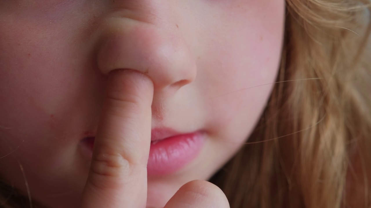 年轻白人女孩用食指抠鼻子视频下载