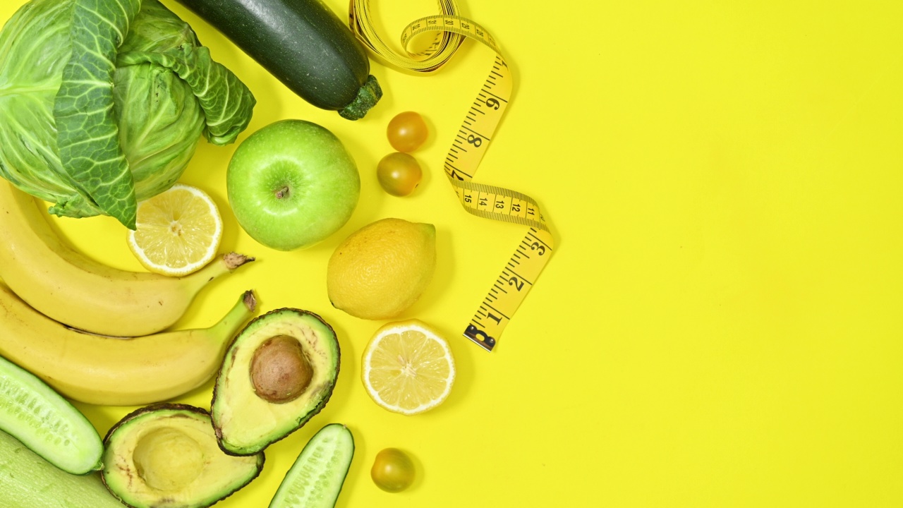 抗氧化剂和健康的水果和蔬菜出现在黄色背景。饮食的概念。停动平铺视频素材