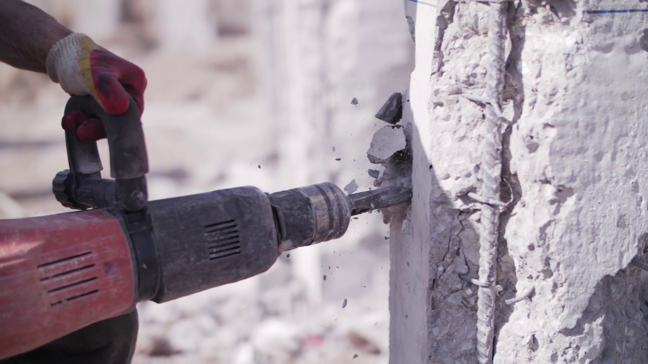 建筑工人用手提钻、混凝土桩施工视频素材
