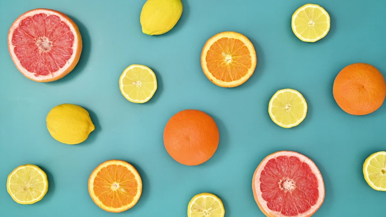 热带夏季图案与柑橘水果在生动的蓝色背景。停动平铺视频下载
