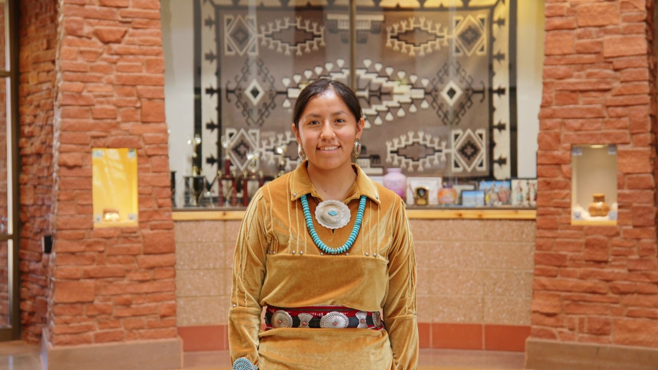 传统的纳瓦霍人的女人视频下载