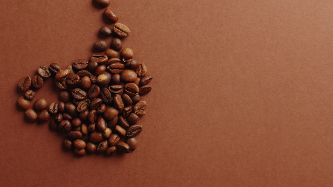 咖啡上的微笑标签由烘焙咖啡豆制成。视频下载