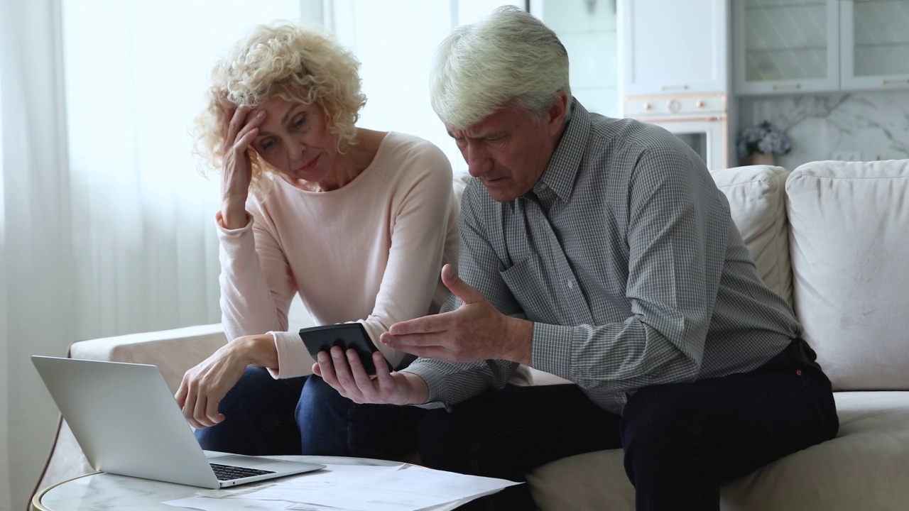 退休夫妇计算账单，经历经济困难，感到压力视频素材