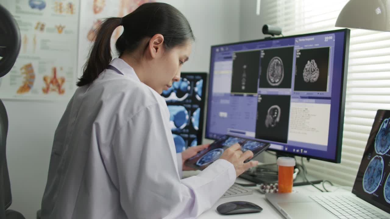 女性放射科医生分析头部扫描视频素材