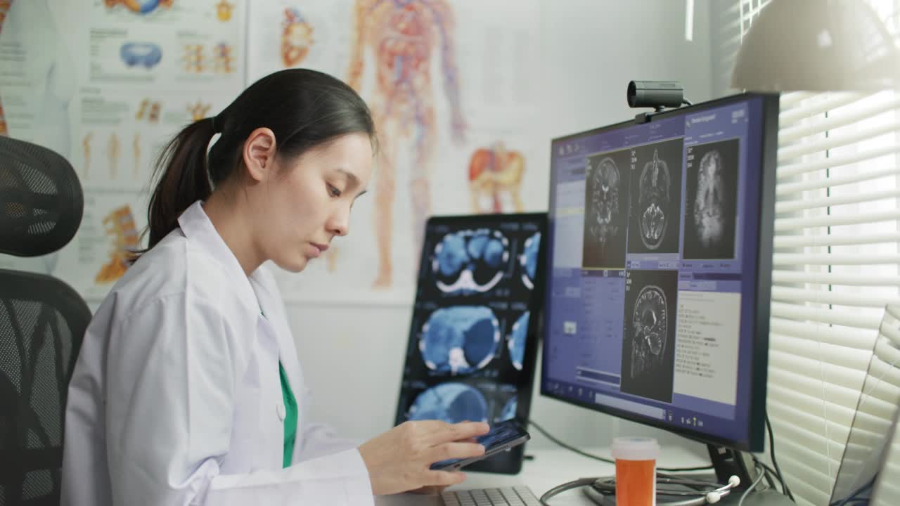 女性放射科医生分析头部扫描视频素材