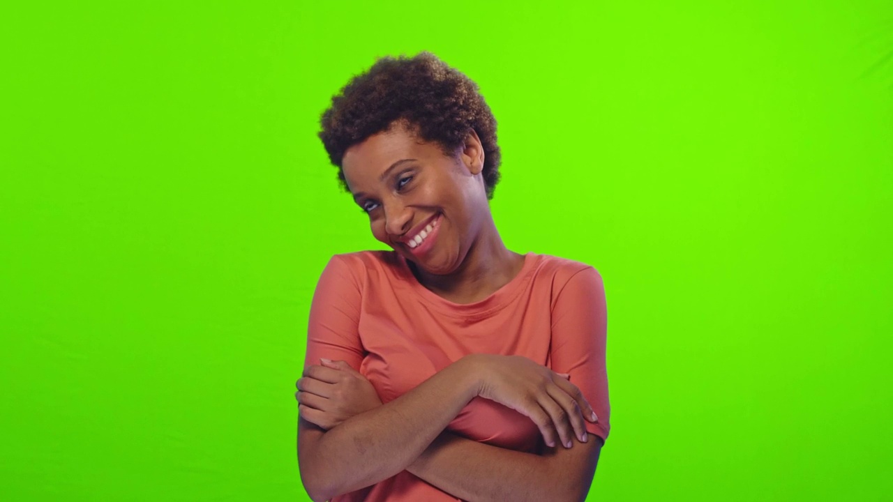 高兴的短发非裔美国女性在绿色屏幕上有害羞的表情视频素材