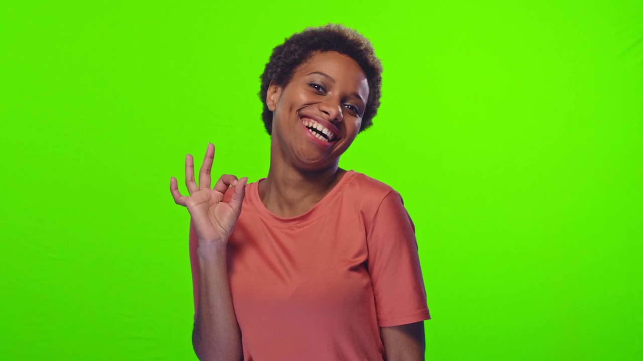 非裔美国人女士穿桃色t恤显示OK手势视频素材