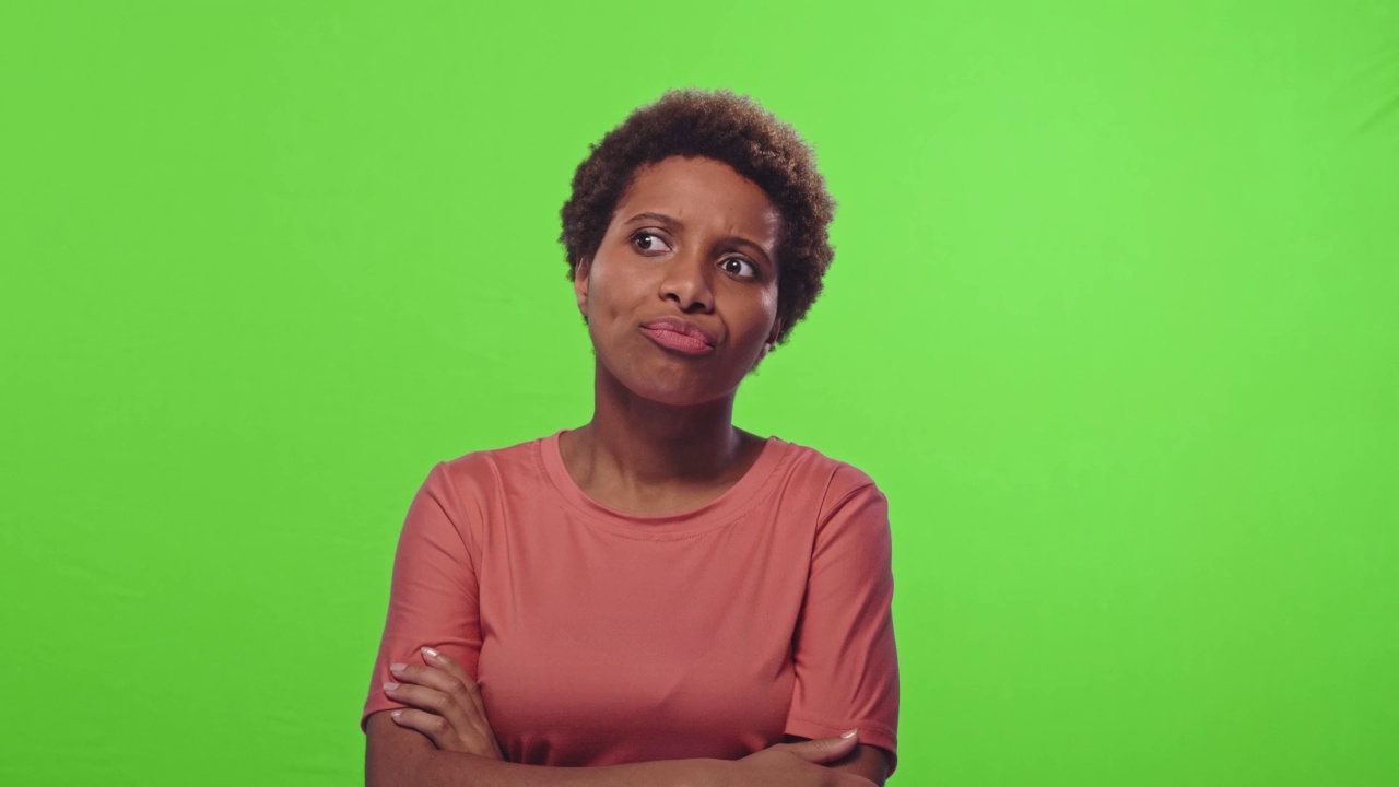 沉思迷人的卷曲的非裔美国女性正在沉思视频素材