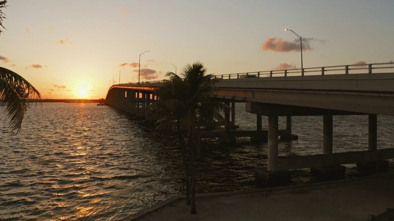 瑞肯贝克铜锣桥和比斯坎湾的日出视频素材