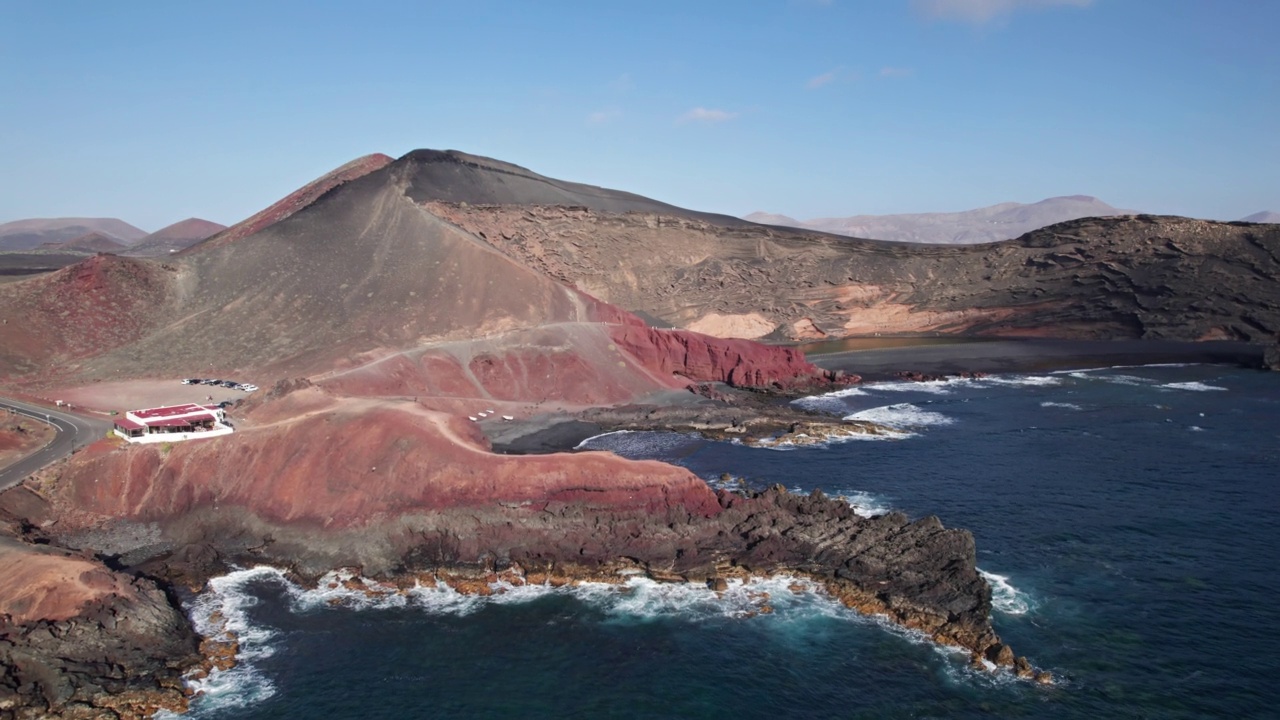 飞过西班牙加那利群岛兰萨罗特岛的火山湖埃尔戈夫。视频下载