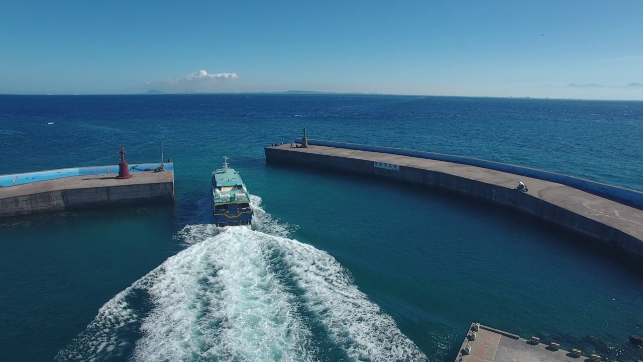 鸟瞰离开港口的渡轮，小刘丘岛，台湾视频下载