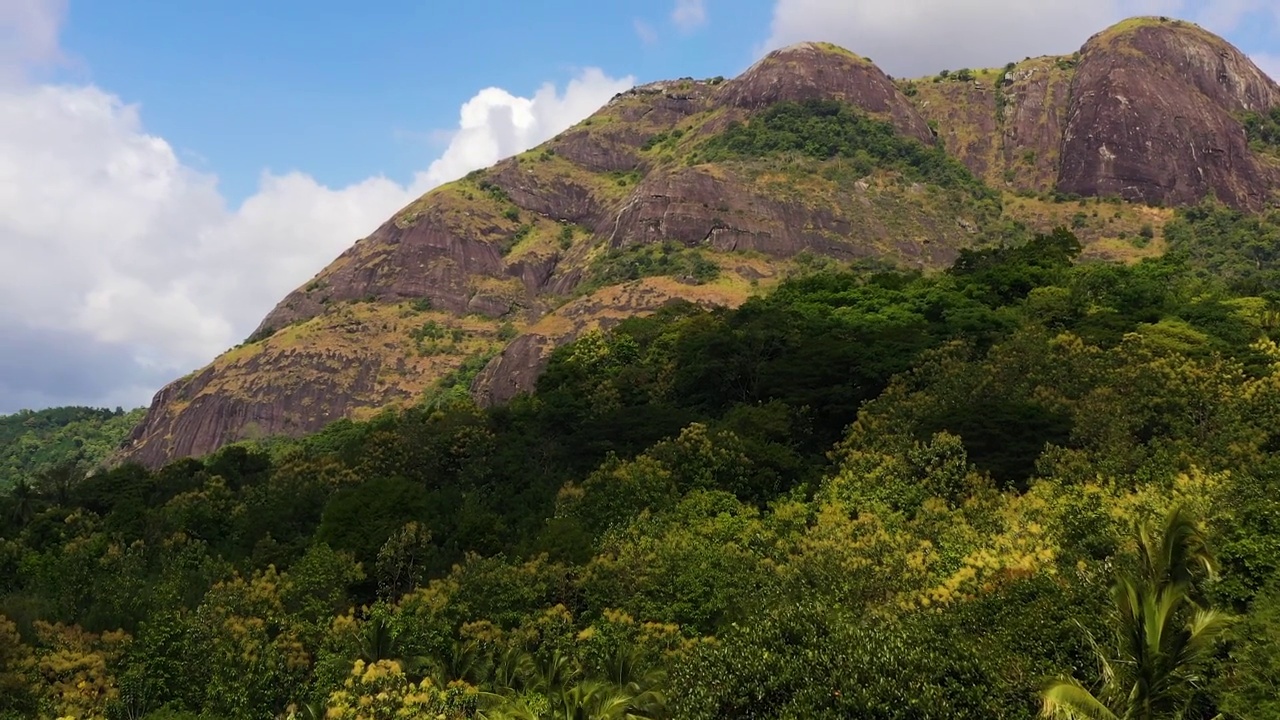 鸟瞰图山脉覆盖着雨林，树木和蓝天白云。斯里兰卡。视频素材