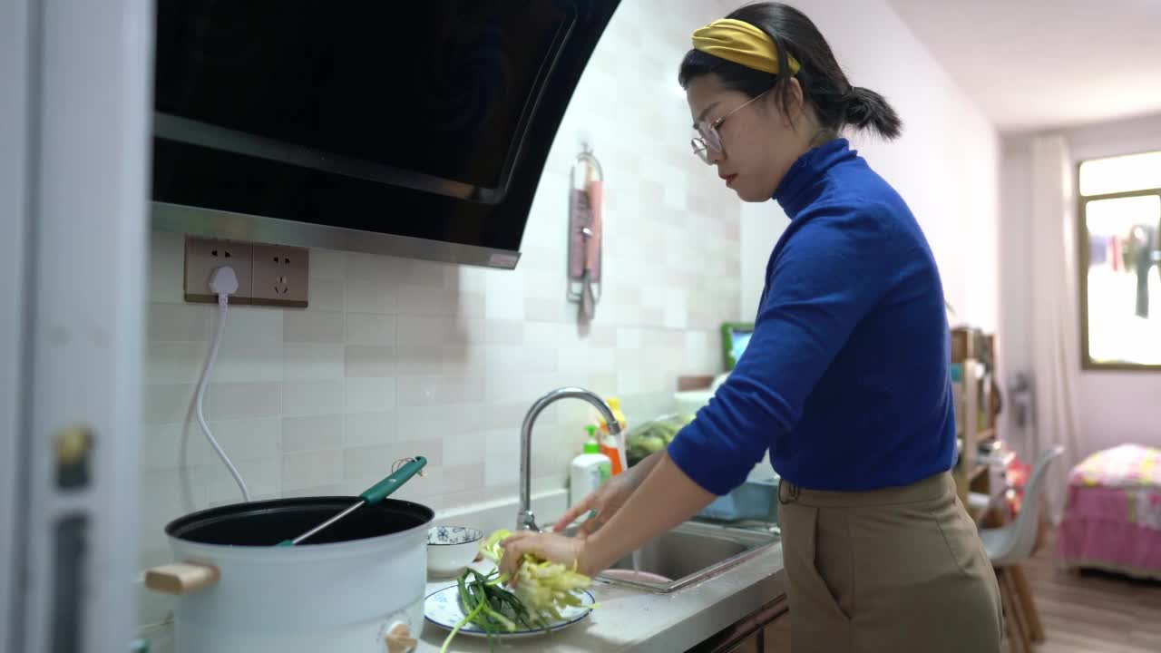 女人洗蔬菜视频素材