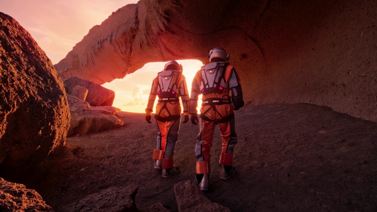 两名宇航员在红色星球火星上。外星球的日落视频下载