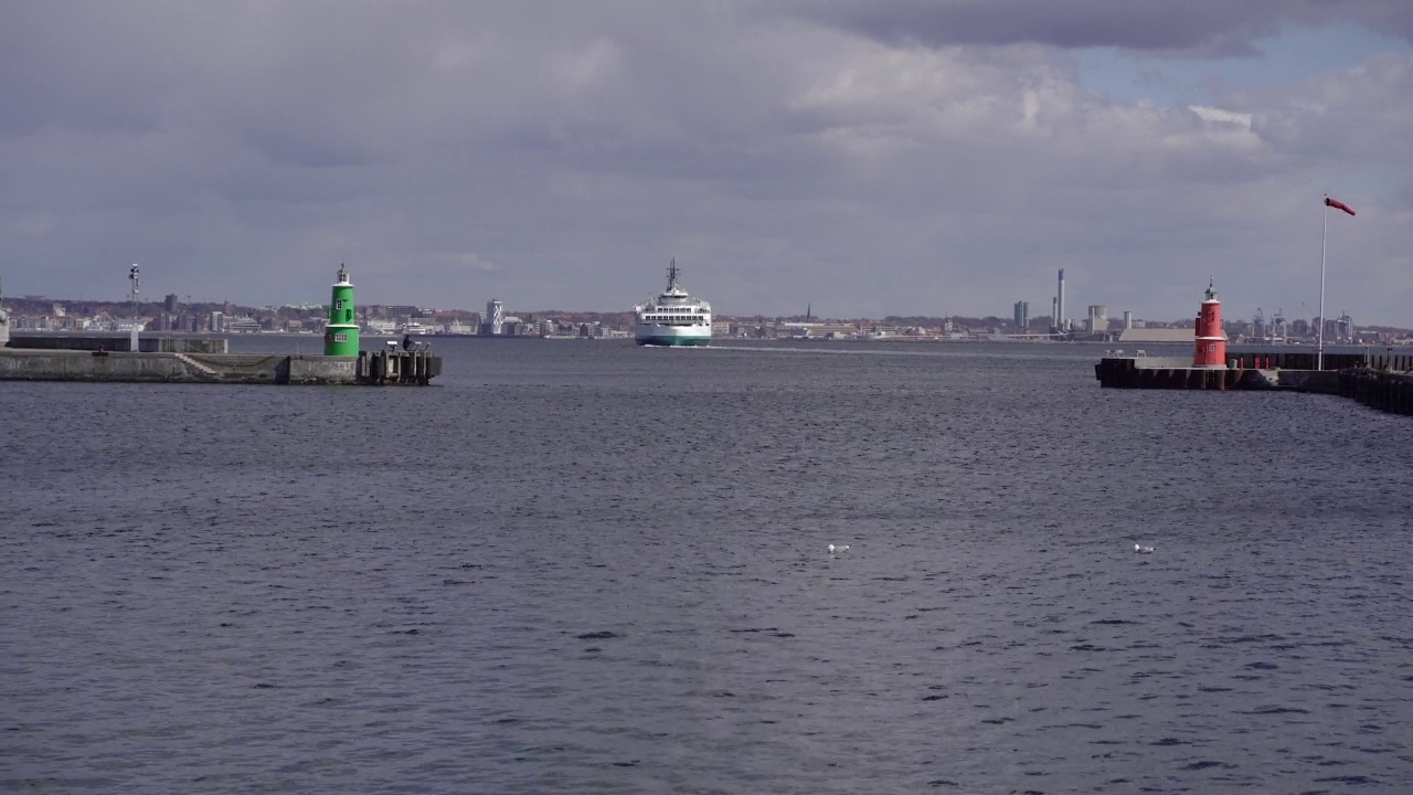 瑞典海岸。渡船从丹麦海岸驶向瑞典。视频下载