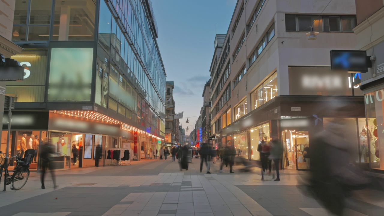 人们走在购物广场-瑞典斯德哥尔摩，实时视频下载