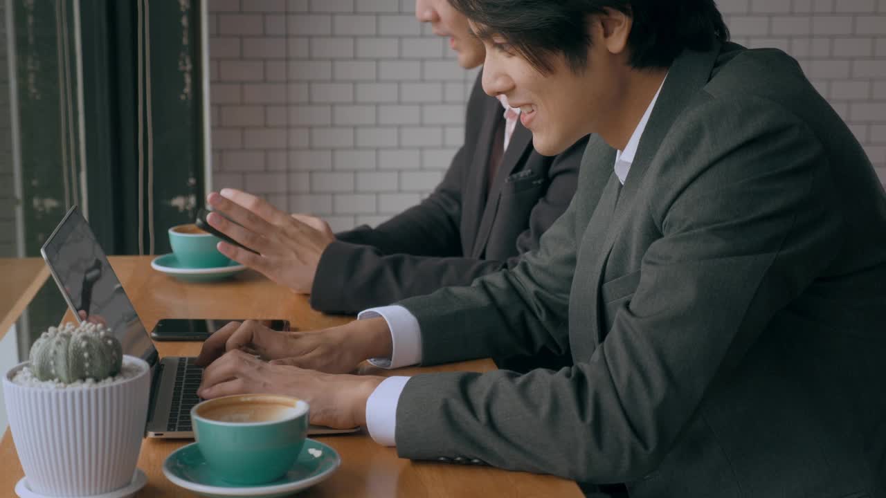 一个商业伙伴谈论工作，在咖啡店喝咖啡。视频素材