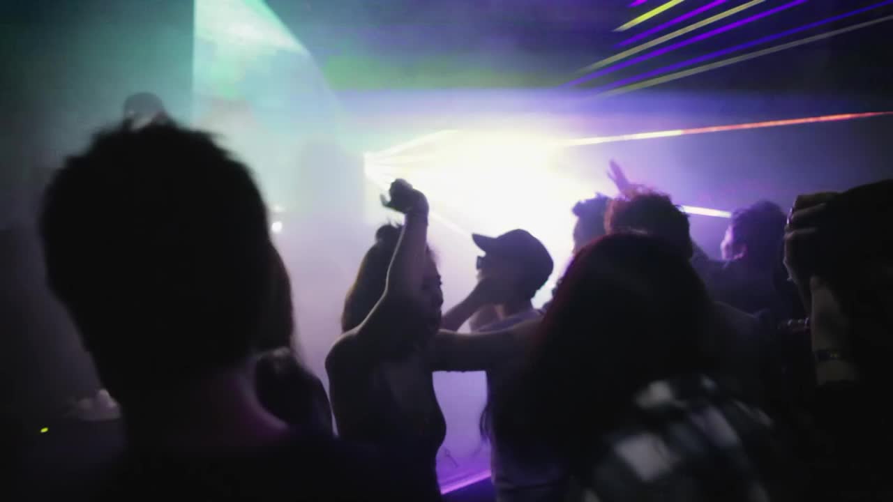 韩国首尔市中心一家时髦的夜总会里，年轻的韩国人在DJ的伴奏下跳舞视频素材