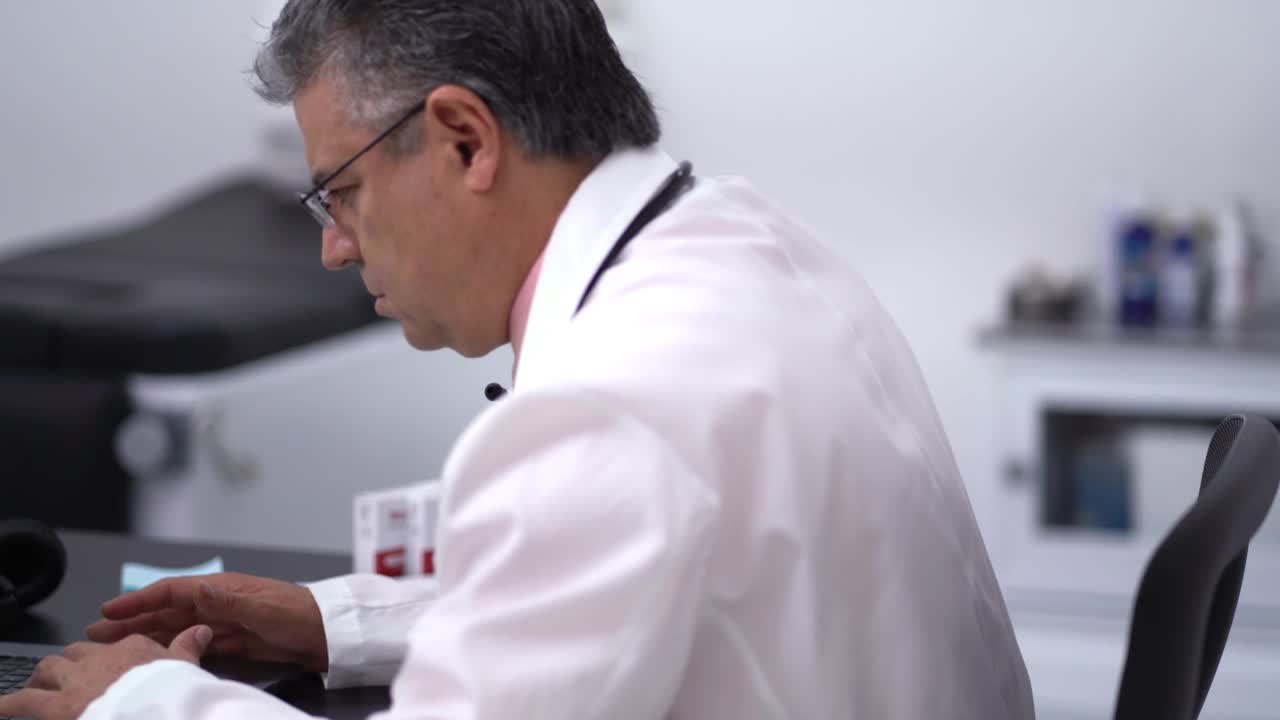 男医生用笔记本电脑远程会诊视频素材