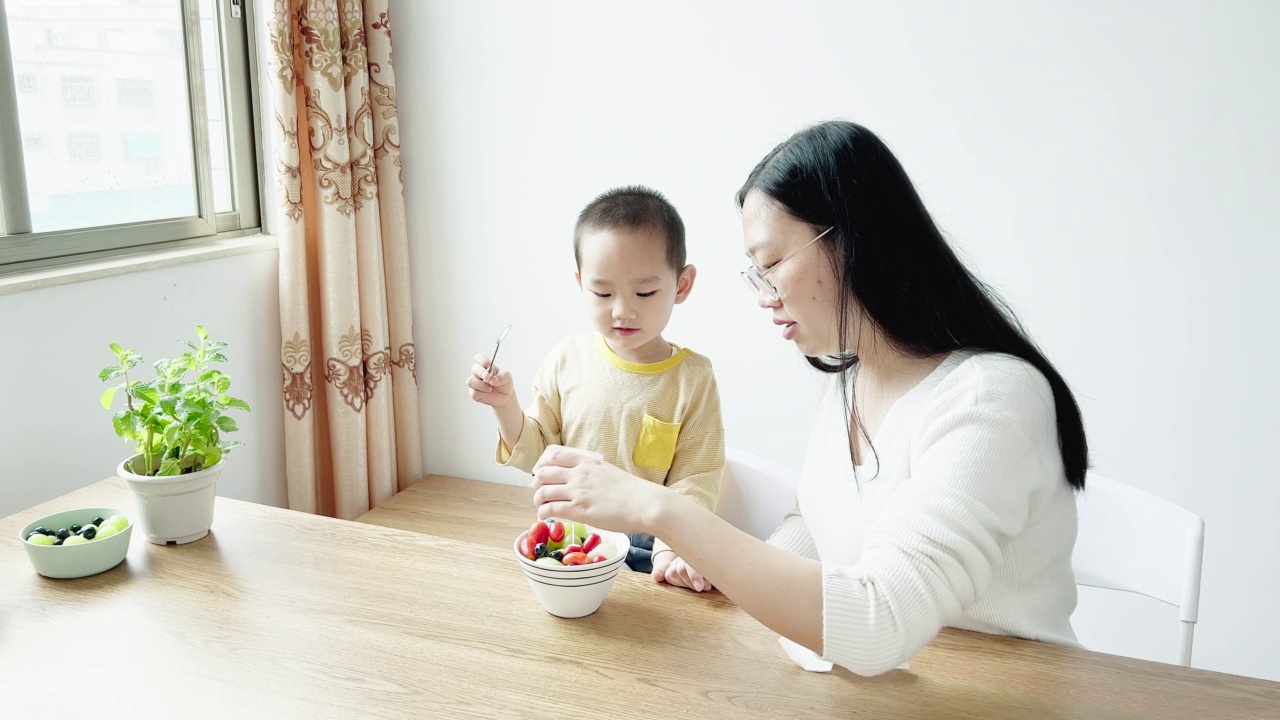 亚洲母亲和儿子在厨房里做水果沙拉视频下载