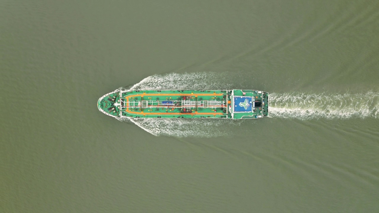 航拍油船油轮全速行驶，以美丽的波浪图案作为运输或能源概念的背景。视频素材