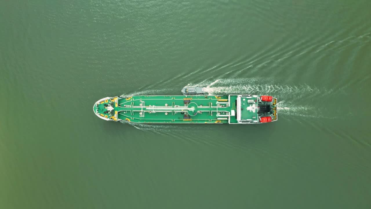 航拍油船油轮全速行驶，以美丽的波浪图案作为运输或能源概念的背景。视频素材