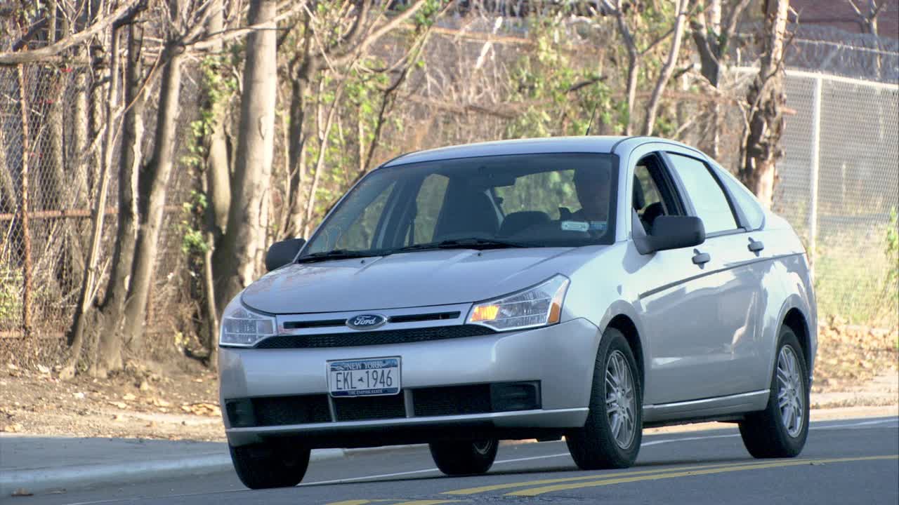 中等角度的福特或轿车坐在城市街道上。视频下载