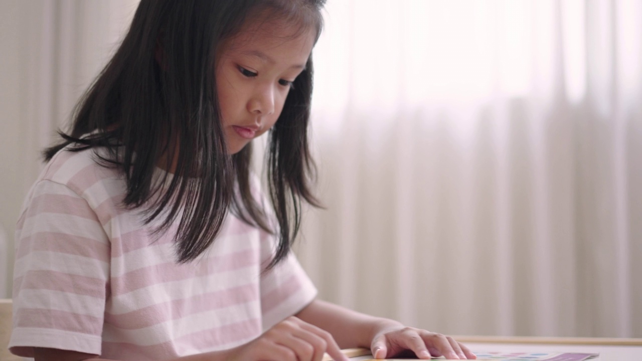 小女孩读书读书一个家视频素材