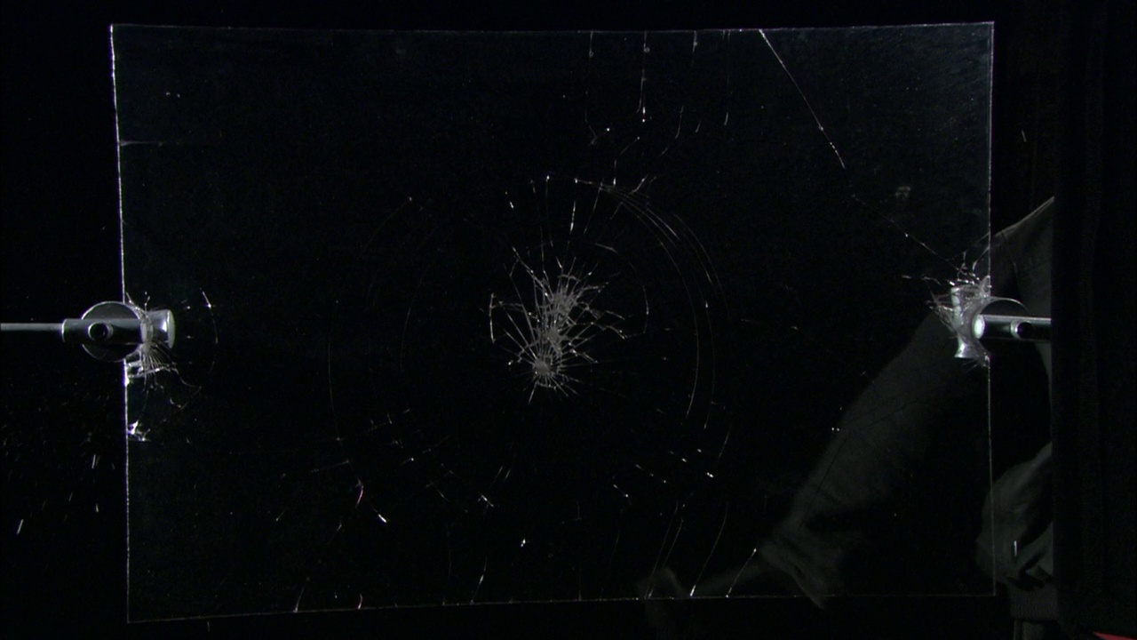 砸碎窗玻璃的人，可能是窗户，用锤子砸。可能是营救行动。视频素材