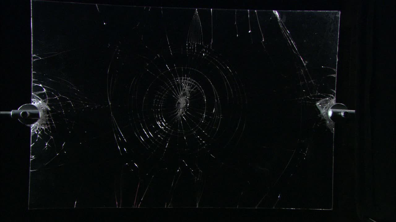砸碎窗玻璃的人，可能是窗户，用锤子砸。可能是营救行动。视频素材