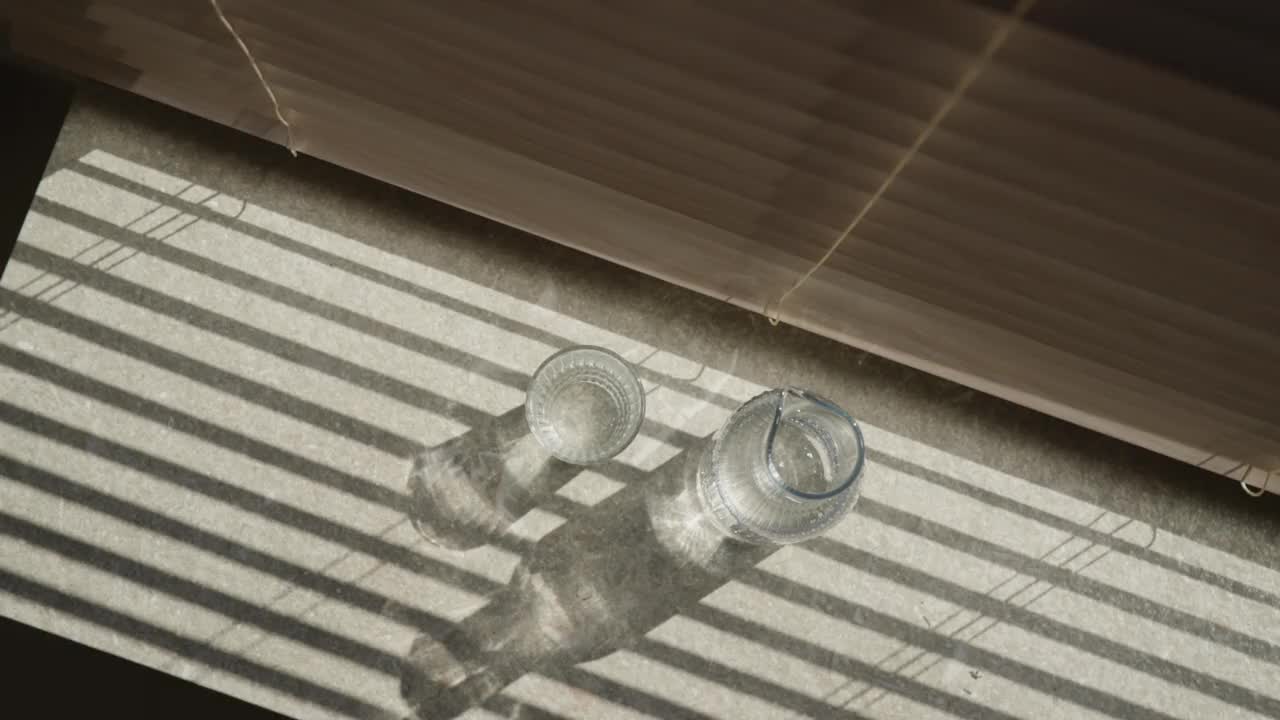 水罐和一杯水放在窗台上。视频素材