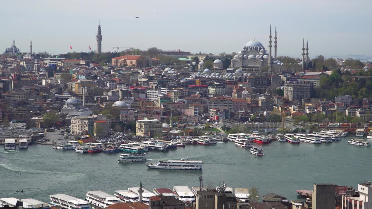 从土耳其加拉塔俯瞰伊斯坦布尔的美景。城市的欧洲部分。视频素材