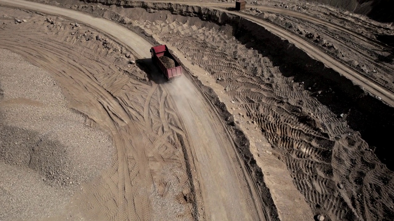 从露天矿运沙。自卸车在露天矿山运输砂石，视频素材