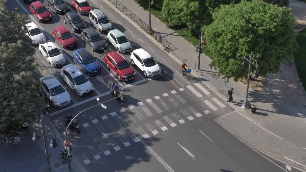 城市道路交通的高架视图视频素材