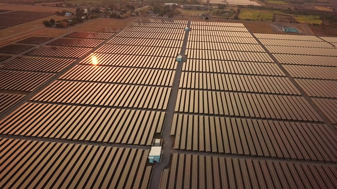 空中拍摄的太阳能电池板农场与阳光替代能源视频下载