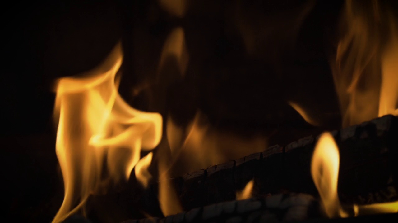 特写慢动作的观点温暖舒适燃烧的火在壁炉视频素材