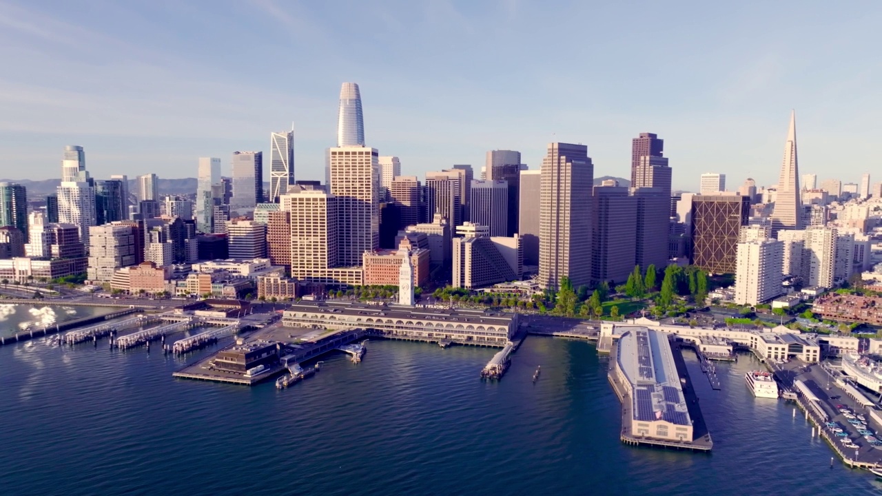 旧金山天际线空中城市景观轨道飞越海湾视频素材